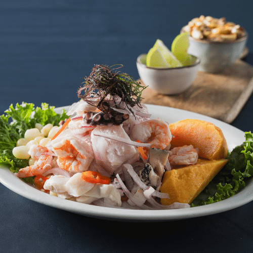 Ceviche mixto de pescado y mariscos - El Escondite San Borja