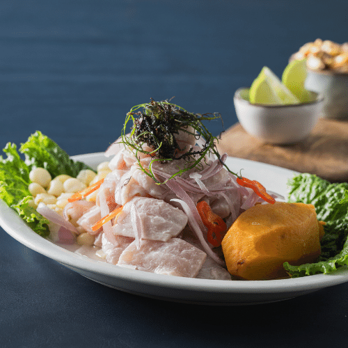Ceviche de pescado tradicional peruano - El Escondite Lima